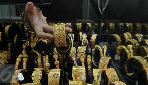Pedagang menunjukan perhiasan emas di sebuah toko Kawasan Cikini, Jakarta, Kamis (3/9/2015). Harga emas milik PT Aneka Tambang Tbk (Antam) hari ini terpantau bergerak stabil di posisi Rp560 ribu per gram. (Liputan6.com/Johan Tallo)