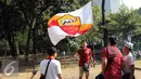 Suporter mengibarkan bendera AS Roma sebelum menyaksikan tim kesayangannya bertanding di Gelora Bung Karno, Jakarta, Sabtu (25/7/2015). Tim berjuluk Giallorossi akan menggelar pertandingan intern antara skuadnya. (Liputan6.com/Herman Zakharia)