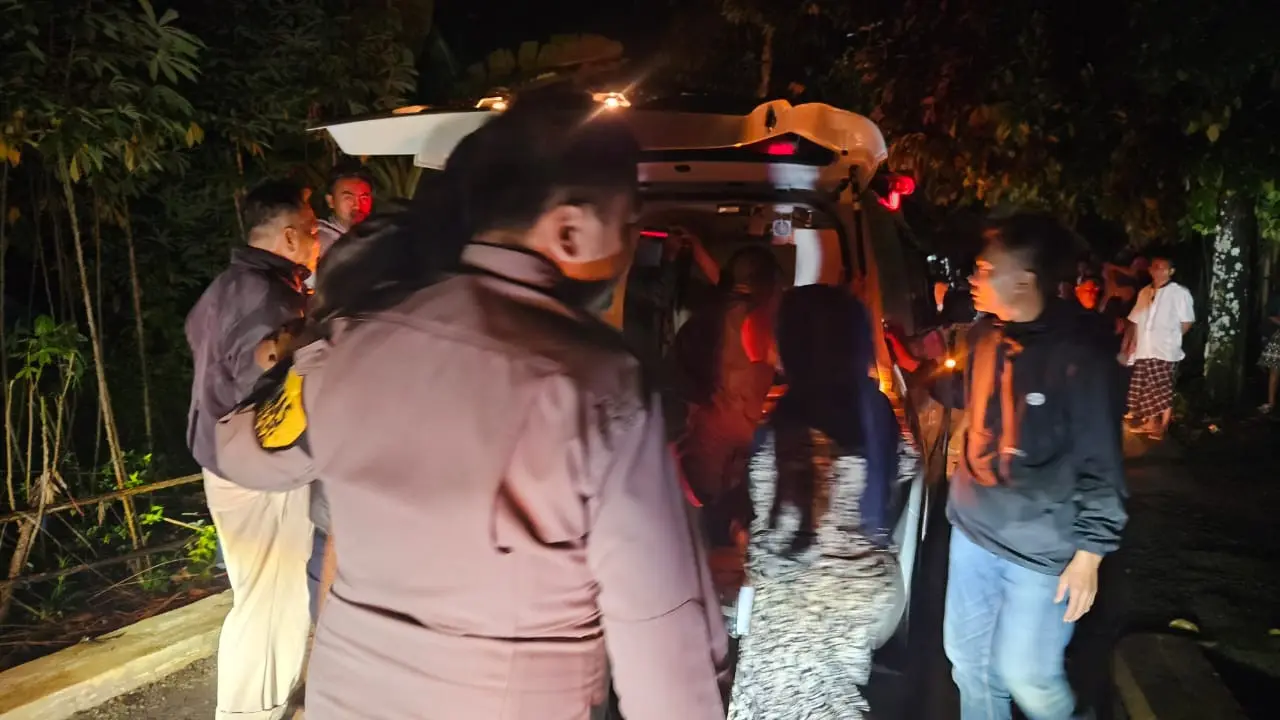 Pospam Polres Garut langsung memberikan bantuan unit ambulans, hingga pengawalan jalur untuk memastikan perjalanan pemudik asal Tasik yang wafat di perjalanan. (Liputan6.com/Jayadi Supriadin)