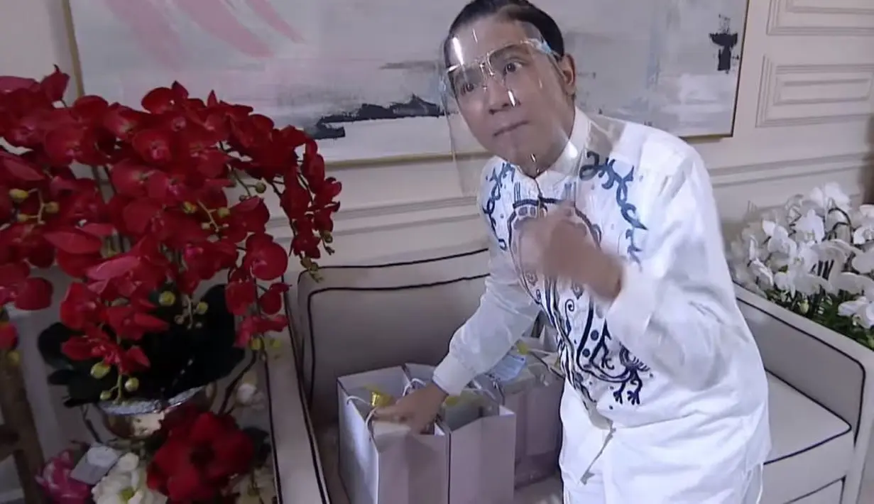 Dihadiri keluarga dan kerabat dekat, acara yang juga disiarkan streaming ini berjalan khidmat dan hangat, (Sumber: YouTube/ Rans Entertainment)