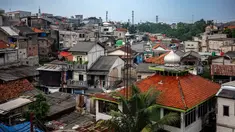 Tampak rumah-rumah di lingkungan padat penduduk di Jakarta pada Selasa 21 April 2026. Provinsi DKI Jakarta menjadi wilayah terpadat di Indonesia dengan rata-rata kepadatan mencapai 15.978 jiwa/km persegi. (BAY ISMOYO/AFP)