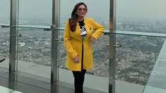 Gaya Nia Daniaty saat tampil kasual ini pun mendapat pujian dari netizen. Meski telah berusia 55 tahun, akan tetapi dirinya terlihat awet muda. (Liputan6.com/IG/@niadaniatynew)