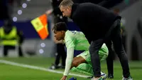 Pelatih Barcelona asal Jerman, Hans-Dieter Flick, berbicara dengan penyerang Barcelona asal Spanyol nomor punggung 19, Lamine Yamal, dalam pertandingan Liga Spanyol antara Club Atletico de Madrid dan FC Barcelona di Stadion Metropolitano, Madrid, pada 16 Maret 2025. (OSCAR DEL POZO/AFP)