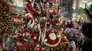 Pengunjung memilih beberapa pernak-pernik natal yang dijual di Mall Gandaria City, Jakarta, Rabu (9/12/2015). Jelang perayaan hari raya umat Kristen, berbagai pernak-pernik dan hiasan rumah bertema Natal kini mulai marak. (Liputan6.com/Faizal Fanani)
