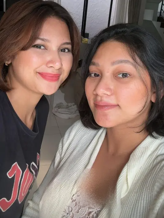 Indah Permatasari yang baru saja potong rambut jadi pendek pun mengabadikan foto selfie bareng sang adik. Kini keduanya sama-sama tampil dengan rambut pendek sebahu, membuat mereka terlihat seperti kembar. Bahkan, Indah juga menuliskan 'udah samaan rambutnya' pada keterangan unggahan. (Liputan6.com/IG/@indahpermatas)