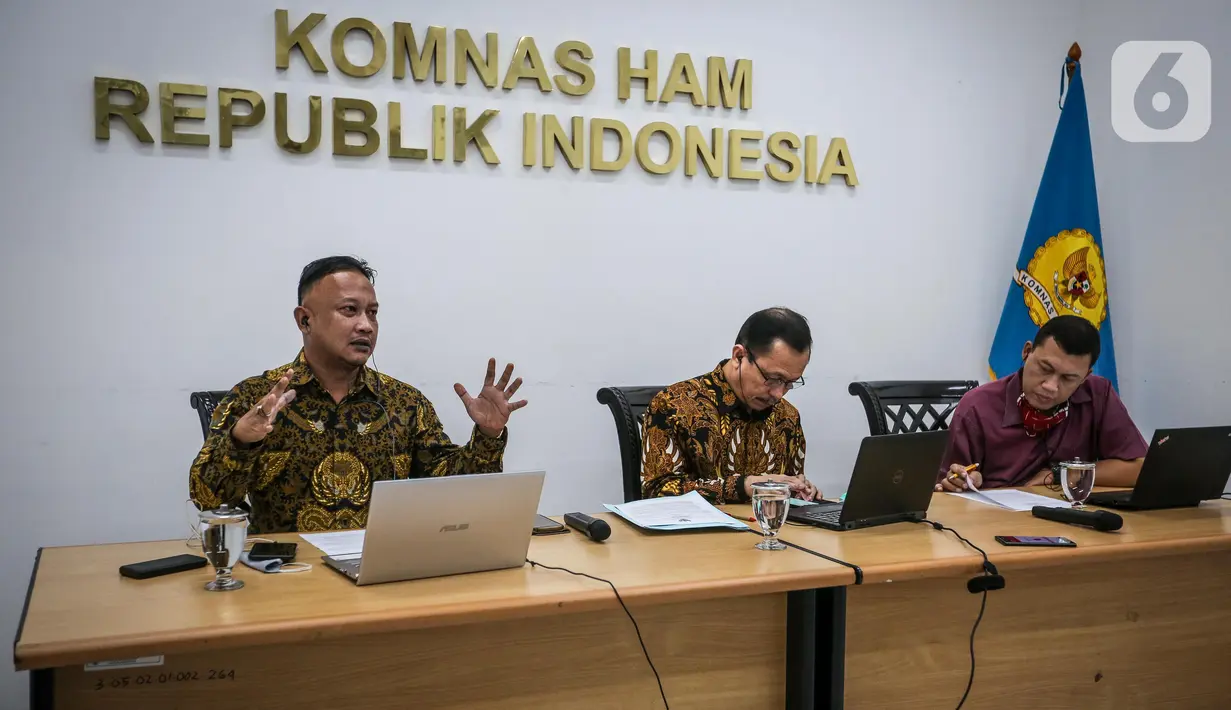 Komisioner Pemantau dan Penyelidik Komnas HAM RI M. Choirul Anam saat konferensi pers terkait Rancangan Perpres tentang tugas TNI dalam mengatasi terorisme di Kantor Komnas HAM, Jakarta, Rabu (24/6/2020). Rancangan Perpres itu dinilai berlandas criminal justice system. (Liputan6.com/Faizal Fanani)