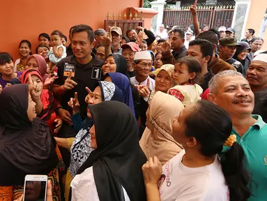 Cagub DKI Jakarta nomor urut satu, Agus Harimurti Yudhoyono (AHY) blusukan ke Kelurahan Kebayoran Lama Utara, Jakarta, Selasa (6/12). AHY bertatap muka dengan warga tersebut dan mendengarkan keluahan mereka. (Liputan6.com/Johan Tallo)