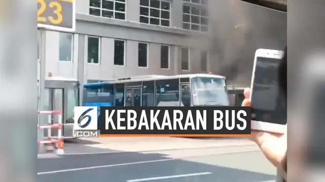 Sebuah bus tiba-tiba terbakar di Bandara Ngurah Rai. Bus milik salah satu perusahaan ground handling itu hangus dan memancarkan asap pekat cukup tinggi.