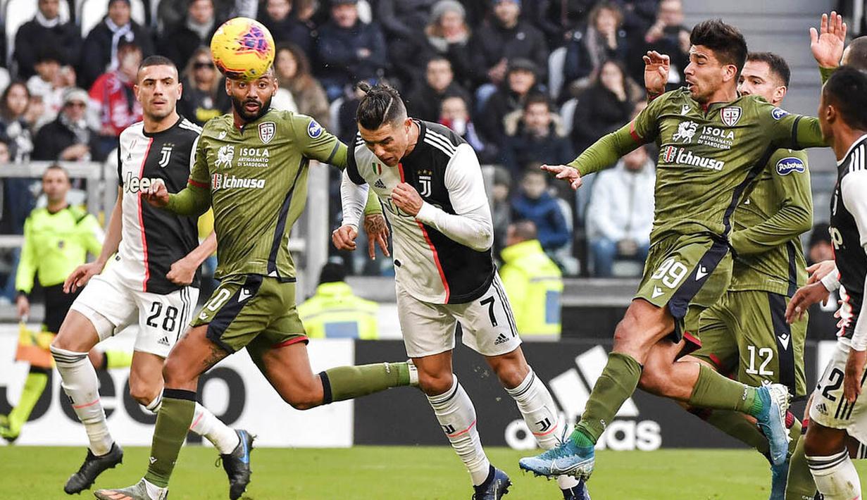 Striker Juventus, Cristiano Ronaldo, menyundul bola saat melawan Cagliari pada laga Serie A di Stadion Juventus, Turin, Senin (6/1/2020). Juventus menang 4-0 atas Cagliari. (AP/Marco Alpozzi)