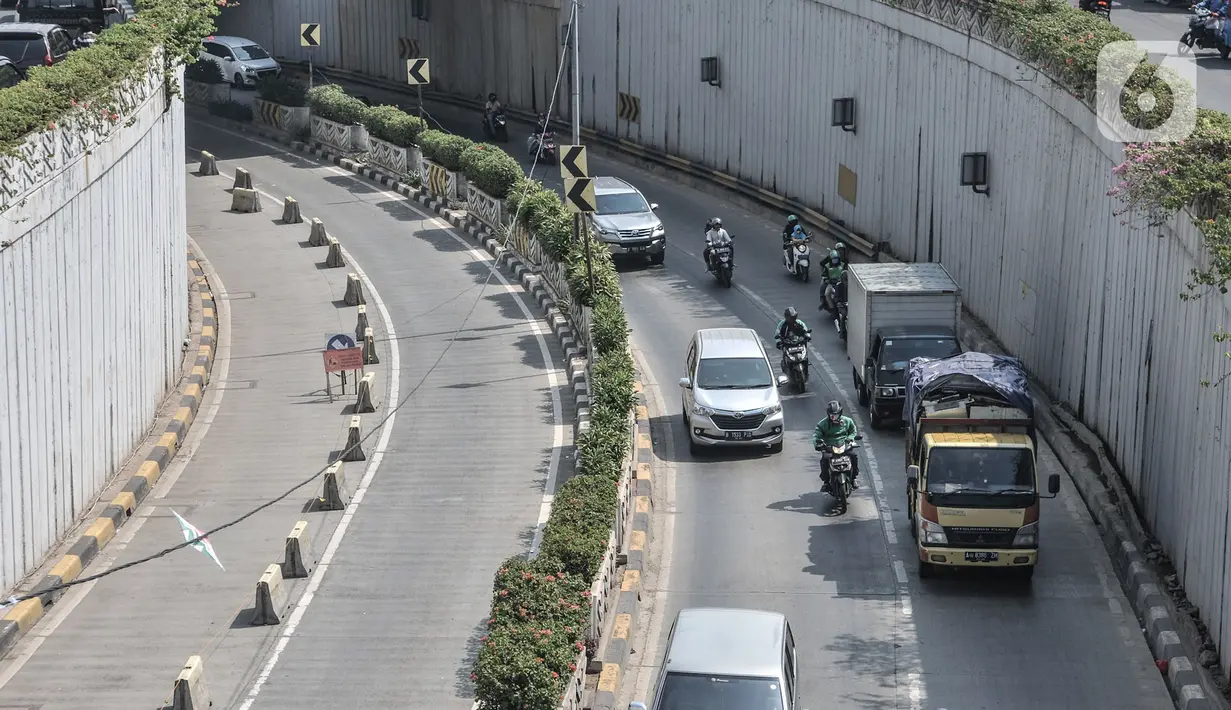Kendaraan dari arah Simpang Senen saat melintasi aktivitas pekerja menyelesaikan proyek Underpass Senen Extension, Jakarta, Rabu (1/7/2020). (merdeka.com/Iqbal S. Nugroho)