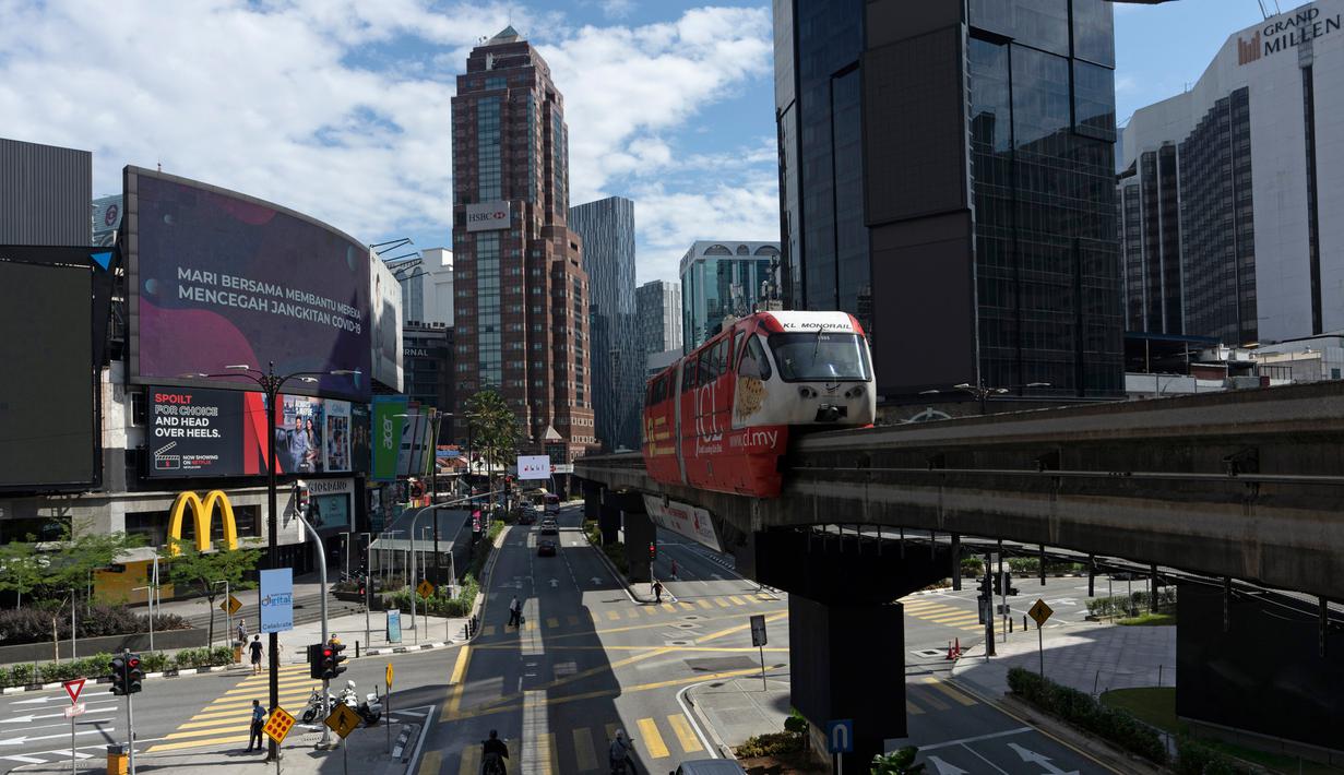 Malaysia Lockdown Dilonggarkan: Sebuah monorel bergerak melalui distrik perbelanjaan kosong di pusat kota Kuala Lumpur, Malaysia, Senin, (4/5/2020). Banyak sektor bisnis dibuka kembali pada Senin di beberapa bagian Malaysia sejak penguncian sebagian virus dimulai 18 Maret. (AP/Vincent Thian)
