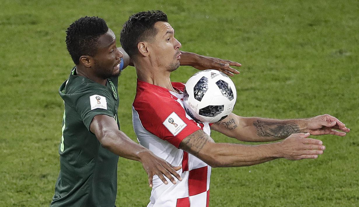 Bek Kroasia, Ivan Strinic, mengontrol bola saat pertandingan melawan Nigeria pada laga Piala Dunia di Stadion Kaliningrad, Rusia, Minggu (17/6/2018). Kroasia menang 2-0 atas Nigeria. (AP/Michael Sohn)