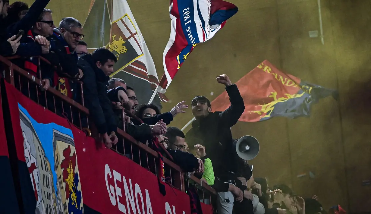 Para suporter Genoa menyanyikan lagu untuk mendukung timnya saat laga lanjutan Liga Italia 2023/2024 melawan Inter Milan di Stadion Luigi Ferraris, Genoa, Italia, Sabtu (30/12/2023) dini hari WIB. (AFP/Piero Cruciatti)