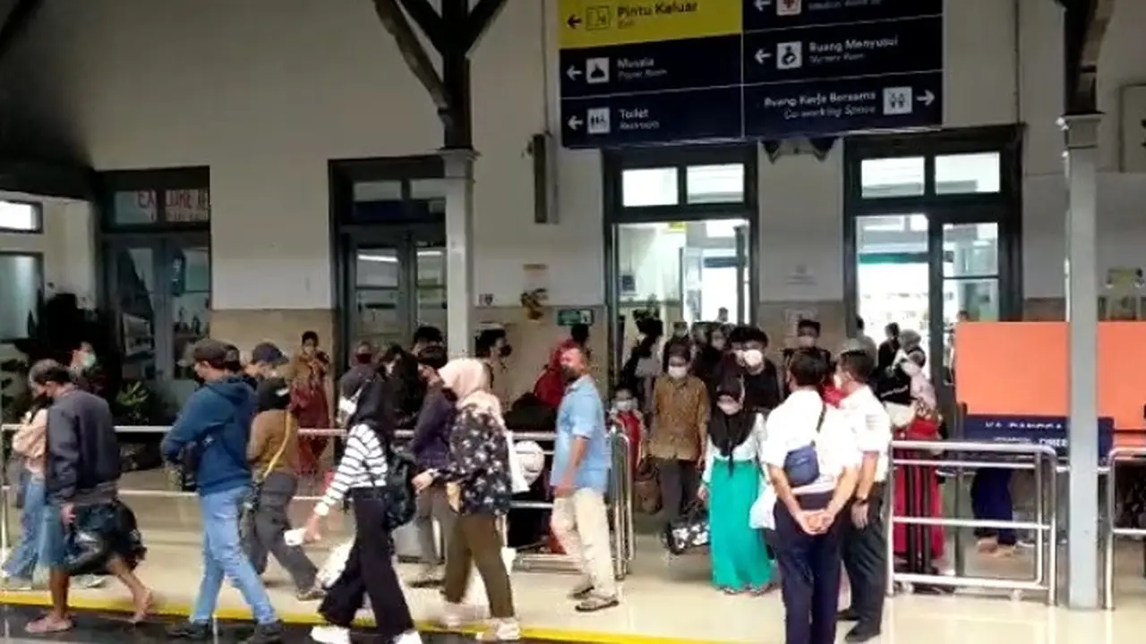 Kondisi penumpang di Stasiun Jember masih ramai meski arus mudik dan balik telah usai. (Istimewa)