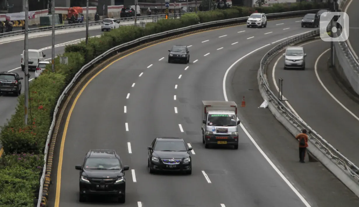 Suasana lalu lintas yang terlihat ramai lancar di Jalan Gatot Subroto, Jakarta, Senin (14/9/2020). Pemprov DKI Jakarta menerapkan PSBB Ketat mulai 14 September 2020 dengan menutup sementara lima pusat kegiatan di antaranya sekolah, pariwisata, dan sarana olahraga. (Liputan6.com/Johan Tallo)