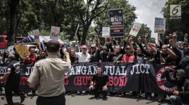 Pekerja Jakarta International Container Terminal (SP JICT) dan Pelabuhan Indonesia melakukan aksi di depan Kementerian BUMN, Jakarta, Rabu (27/2). Dalam aksinya mereka mencoba menerobos pagar Gedung BUMN. (Liputan6.com/Faizal Fanani)