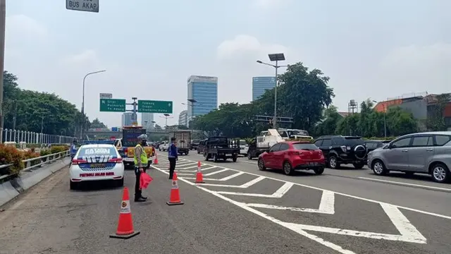 Polisi melakukan penutupan arus lalu lintas di Exit Tol Slipi dikarenakan adanya kegiatan penyampaian pendapat di depan Gedung DPR/MPR