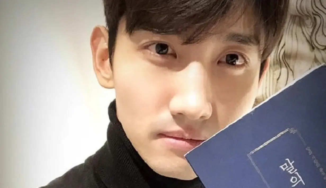 Changmin TVXQ merupakan salah satu idol yang senang membaca buku. Ia pernah mengunggah postingan yang berisi buku berjudul What Does the City Live Off Of karya Yoon Hyun Joon. (Foto: Soompi.com)