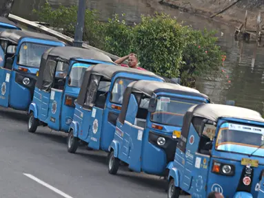 Seorang supir Bajaj BBG menunggu penumpang di tepi jalan kawasan Pasar Baru, Jakarta, Senin (25/4). Kesulitan bersaing dengan transportasi online lain menyebabkan kondisi bajaj online mengalami mati suri. (Liputan6.com/Immanuel Antonius)