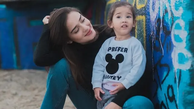Hamil Anak Kedua, Ini 6 Potret Manis Yasmine Wildblood dengan Putri Pertamanya