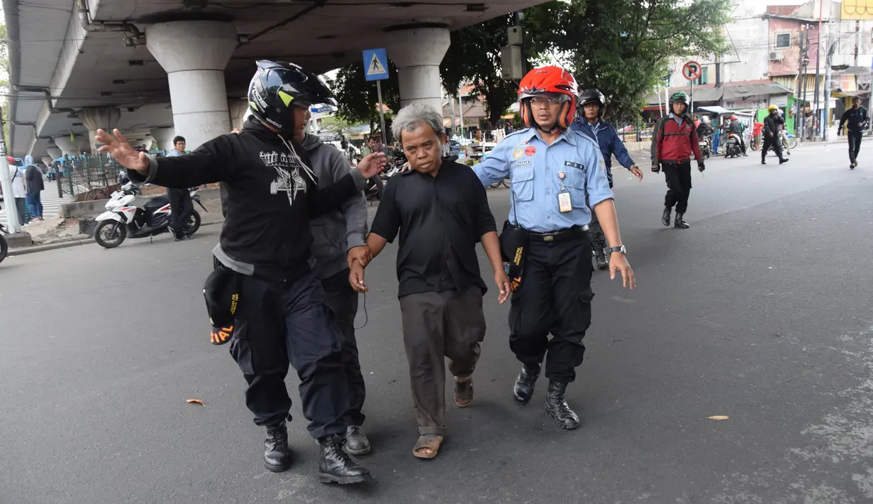 Gelandangan atau warga Penyandang Masalah Kesejahteraan Sosial (PMKS) terjaring razia oleh petugas Dinsos DKI di Kawasan Terminal Kampung Melayu, Jakarta, Jumat (11/5). (Liputan6.com/Arya Manggala)