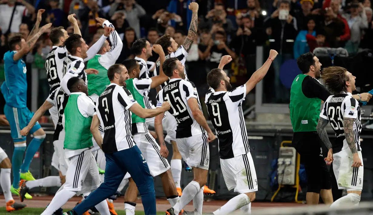 Pemain Juventus berselebrasi usai pertandingan melawan AS Roma pada lanjutan Liga Serie A Italia di stadion Olimpiade, (13/5). Juventus bermain imbang 0-0 atas Roma dan memastikan tim asuhan Massimiliano Allegri meraih scudetto. (AP Photo/Gregorio Borgia)