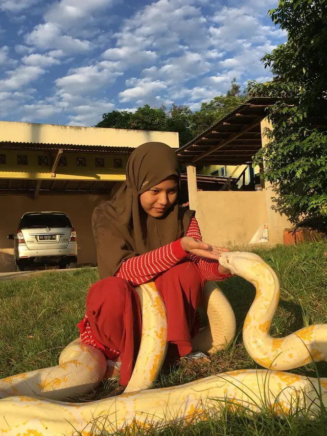 6 Potret Persahabatan Wanita dengan Ular Piton Selama 10 Tahun, Bikin Melongo