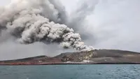 Abu Vulkanik Anak Krakatau Selimuti Warga Pulau Sebesi