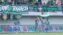 Pemain Persebaya Surabaya, Paulo Victor (tengah) merayakan gol keempat Persebaya bersama Ze Valente yang dicetaknya ke gawang Persita Tangerang pada laga pekan ke-18 BRI Liga 1 2022/2023 di Stadion Indomilk Arena, Tangerang, Rabu (18/1/2023) sore WIB. Persebaya menang dengan skor 5-0. (Bola.com/M Iqbal Ichsan)