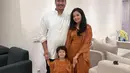 Terakhir adalah momen Lebaran Dito dengan keluarga kecilnya. Dito tampil sederhana dengan baju koko lengan panjang berwarna putih, dipadunya dengan celana panjang hitam. Foto: Instagram.