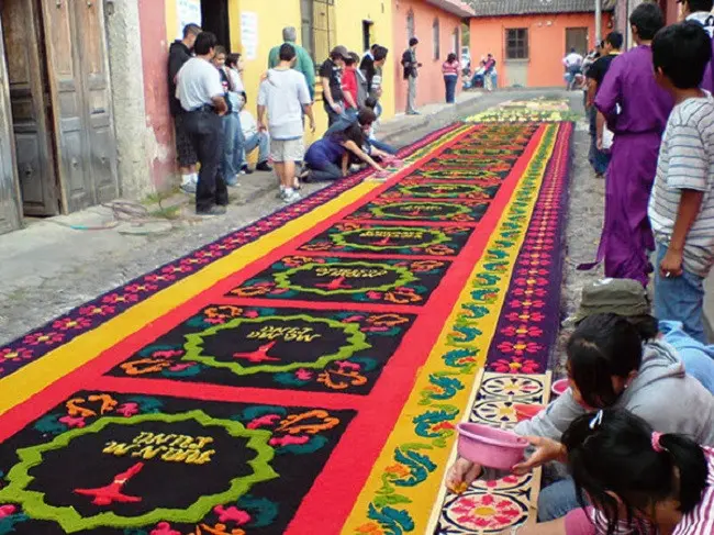 Tradisi Paskah di Guatemala. (via. Spanish Marks)