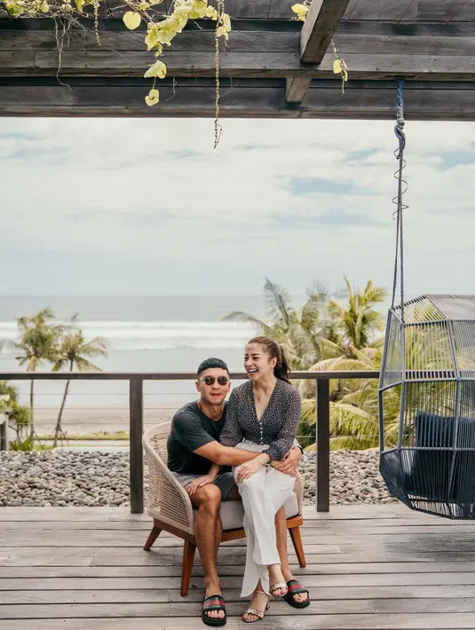 Lihat lagi gaya Nikita Willy saat honeymoon setelah resmi dipersunting oleh Indra Priawan. Momen honeymoon Nikita Willy dan Indra tampaknya lebih ingin mengeksplorasi alam. Di sini, Nikita tampil chic mengenakan atasan blouse sheer bernuansa hitam lengan panjang yang dipadunya dengan celana panjang putih. [Foto: Instagram/nikitawillyofficial94]
