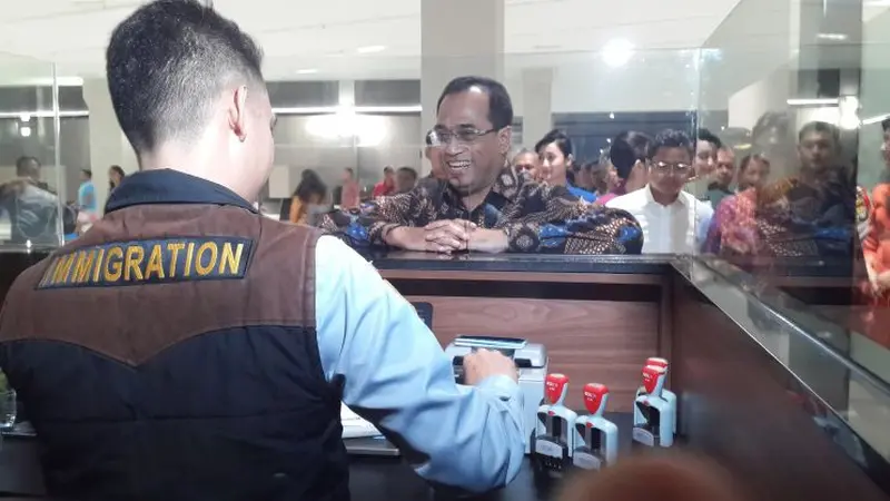 Menteri Perhubungan Budi Karya Sumadi menjalani proses pemeriksaan imigrasi usai mendarat di terminal 3 Bandara Soekarno Hatta, Cengkareng, Tangerang.