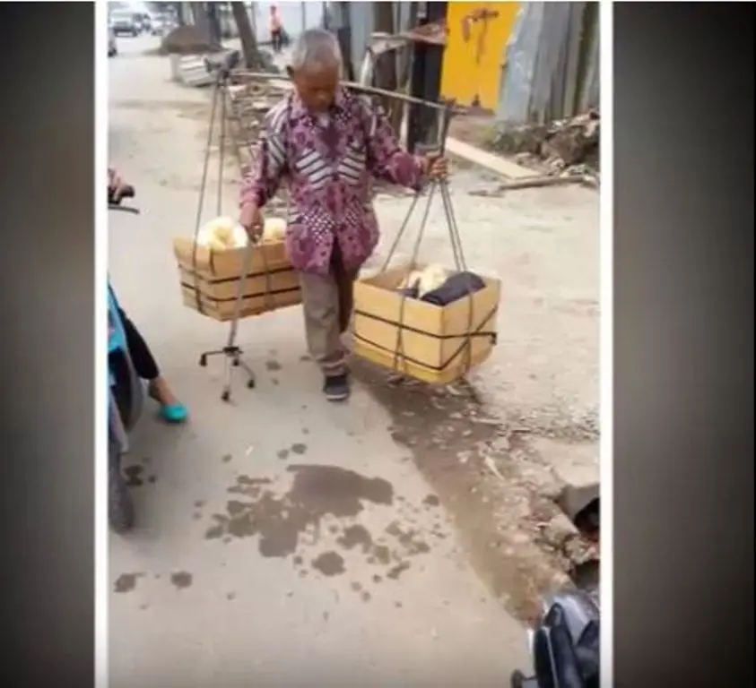 Kakek Penjual Keripik | Sumber Foto: facebook.com/Sucahyono Aja