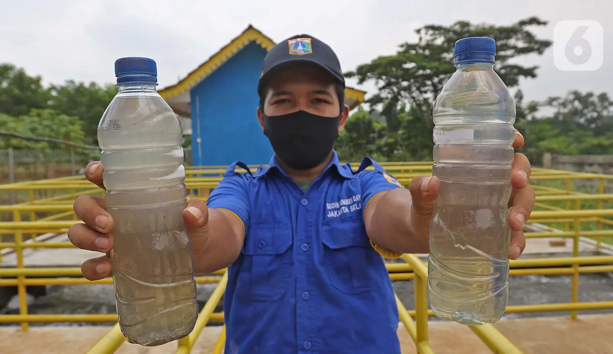 Petugas menunjukkan air sample inlet dan oulet di pengolahan air limbah di Jagakarsa, Jakarta, Kamis (19/11/2020). Dinas Sumber Daya Air DKI Jakarta menyatakan tengah menyiapkan Sistem Pengelolaan Air Limbah Domestik Terpusat (SPALD-T) skala perkotaan dan permukiman. (Liputan6.com/Herman Zakharia)