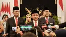 Menteri ESDM Bahlil Lahadalia (ketiga kanan) bersama Menteri Investasi/Kepala BKPM Rosan Roeslani (kedua kanan), Menkumham Supratman Andi Agtas (ketiga kiri) dan Wamen Kominfo Angga Raka Prabowo (kiri) memberikan keterangan pers seusai pelantikan di Istana Negara, Jakarta, Senin (19/8/2024).  (Yasuyoshi CHIBA / AFP)