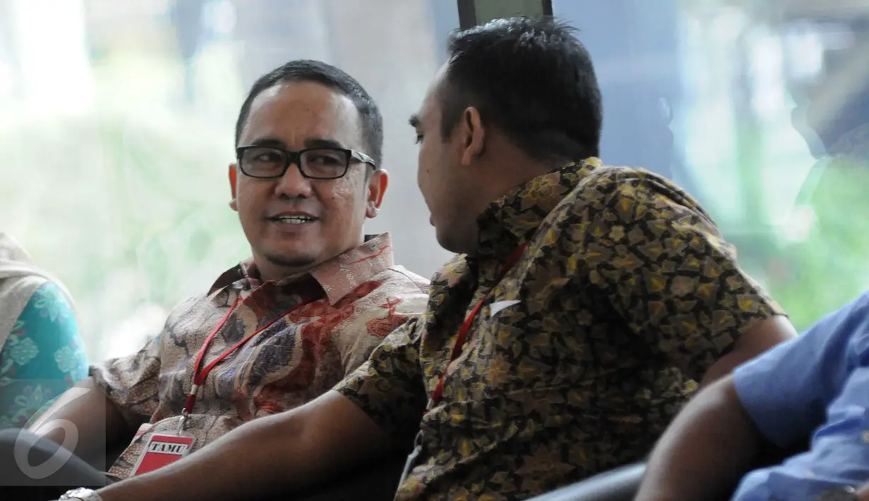 Ketua DPRD Banten, Asep Rahmatullah menunggu di lobi gedung KPK, Jakarta, Selasa (15/12). Asep akan diperiksa sebagai saksi kasus dugaan suap Wakil Ketua DPRD Banten SM Hartono dan Anggota DPRD Banten Tri Satriya Santosa. (Liputan6.com/Helmi Afandi)