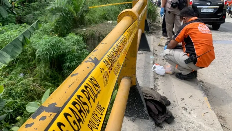 Personel Polresta Pekanbaru saat melakukan olah tempat kejadian perkara di lokasi penemuan mayat yang belakangan diketahui dibunuh oleh kakaknya sendiri.