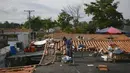 Warga memasak sarapan di atap rumahnya yang banjir di Mata Redonda, Maracay, Venezuela, Rabu (21/10/2020). Hujan deras di negara bagian Aragua menyebabkan Sungai Madre Vieja meluap dan membanjiri beberapa wilayah. (AP Photo/Matias Delacroix)