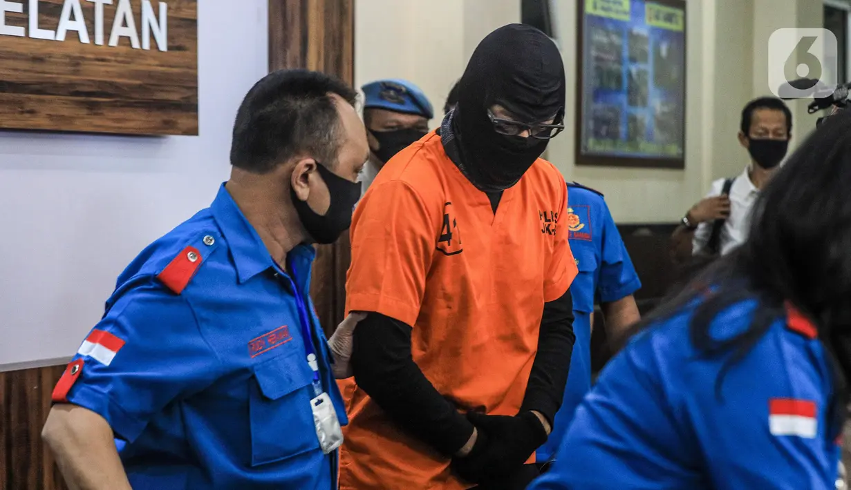 Aktor berinisial DS atau Dwi Sasono saat dirilis terkait kasus kepemilikan narkoba di Polres Metro Jakarta Selatan, Senin (1/6/2020). Dalam penggeledahan, polisi berbasil menemukan barang bukti ganja seberat 16 gram.  (Liputan6.com/Faizal Fanani)