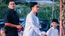 Sementara Gibran dan sang putra kompak mengenakan baju koko berwarna putih.  [@jimboengbakoelsoto]