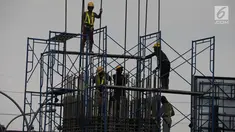 Pekerja memasang tiang penyangga untuk proyek pembangunan jalan tol Cimanggis-Cibitung (Cimaci) di Jalan Alternatif Cibubur, Jatikarya, Jatisampurna, Kota Bekasi, Jumat (23/11). (Merdeka.com/Imam Buhori)