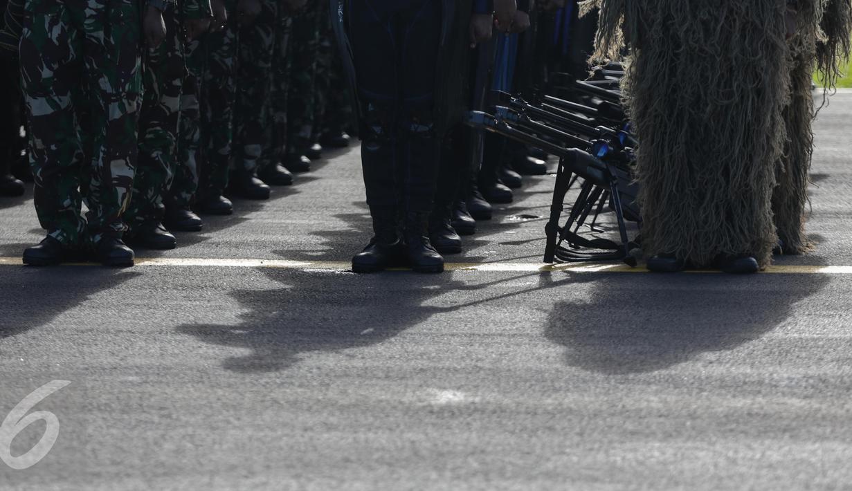 Formasi barisan pasukan saat mengikuti upacara peringatan Hari Ulang Tahun (HUT) ke-71 di Taxi Way Skuadron Udara Bandara Halim Perdanakusuma, Jakarta, Minggu (9/4). (Liputan6.com/Faizal Fanani)