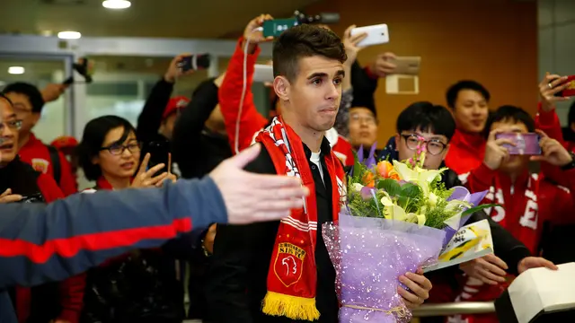 20170102-Oscar Disambut Gembira Suporter SIPG-China