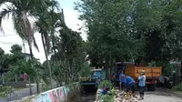 Satgas Banjir Dinas PUPR Kota Depok memperbaiki turap kali yang rusak diterjang banjir. (Istimewa)