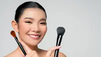 Memilih makeup aman untuk kulit sensitif agar tetap cantik tanpa iritasi. (Foto: Jcomp/Freepik)