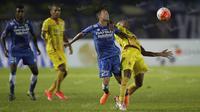 Pemain Persib, Kim Jeffrey Kurniawan, berebut bola dengan pemain Sriwijaya FC, Hilton Moreira, dalam laga Torabika Soccer Championship 2016 di Stadion Si Jalak Harupat, Bandung, Sabtu (30/4/2016). (Bola.com/Vitalis Yogi Trisna)