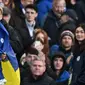 Pemain anyar Chelsea, Mykhailo Mudryk diperkenalkan ke penonton saat jeda babak pertama dalam pertandingan Liga Inggris antara Chelsea melawan Crystal Palace di Stamford Bridge, Sabtu (15/1/2023). Chelsea harus merogoh kocek 100 juta euro untuk mendatangkan Mykhaylo Mudryk ke Stamford Bridge. (AFP/Ben Stansall)