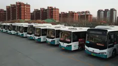 Foto udara 14 Januari 2020, bus-bus listrik di Wilayah Laixi di Qingdao, Provinsi Shandong, China. Untuk mengurangi emisi karbon dan melestarikan lingkungan, Wilayah Laixi telah mengonversi seluruh bus umum yang dimilikinya menjadi 116 bus listrik di area perkotaan sejauh ini. (Xinhua/Ding Hongfa)