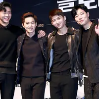 Suho EXO bersama pemain film Glory Days lainnya. foto: pic.yule.sohu.com